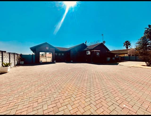 3 BEDROOM HOUSE FOR SALE IN VANDERBIJLPARK SE 2